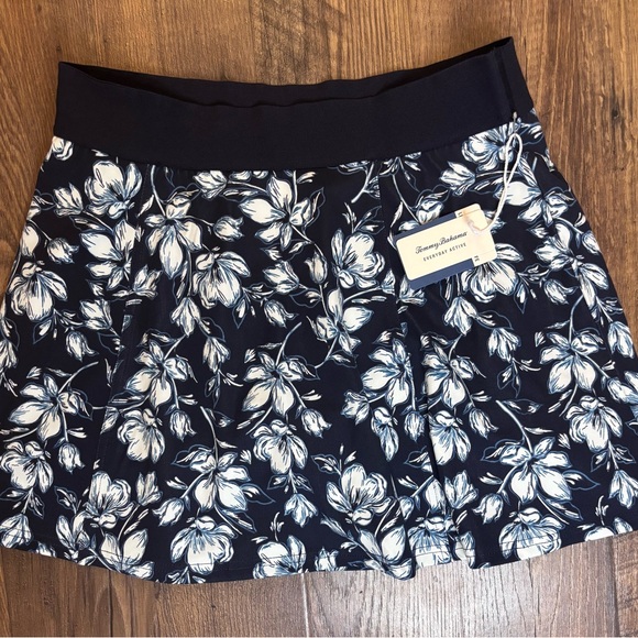 Tommy Bahama Dresses & Skirts - Tommy Bahama Navy and white floral skort